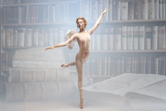 tańcząca kobieta wśród książek